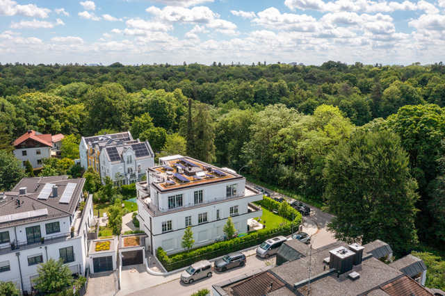 Luftaufnahme des Hauses mit Dachterrassen neben dem Nymphenburger Schlosspark – Haus Pagodenburgstraße, München · Obermenzing