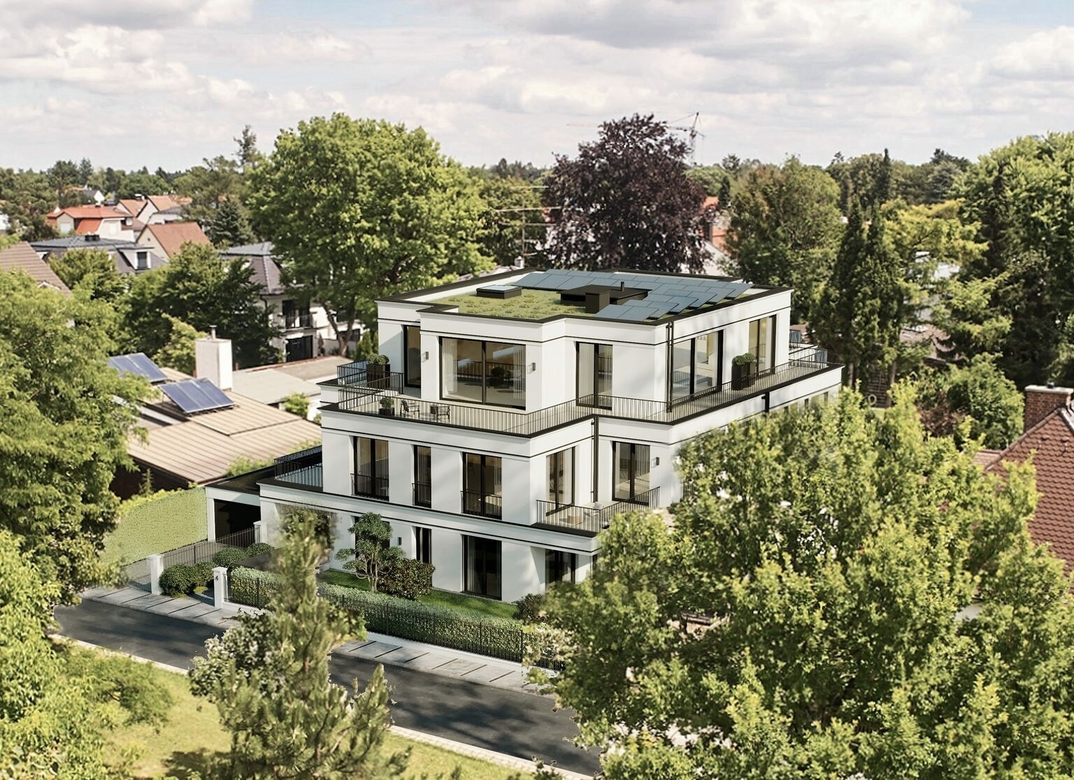 Außenansicht Haus am Sanderplatz 4: weißes Mehrfamilienhaus mit Penthouse-Terrasse, umgeben von alten Bäumen