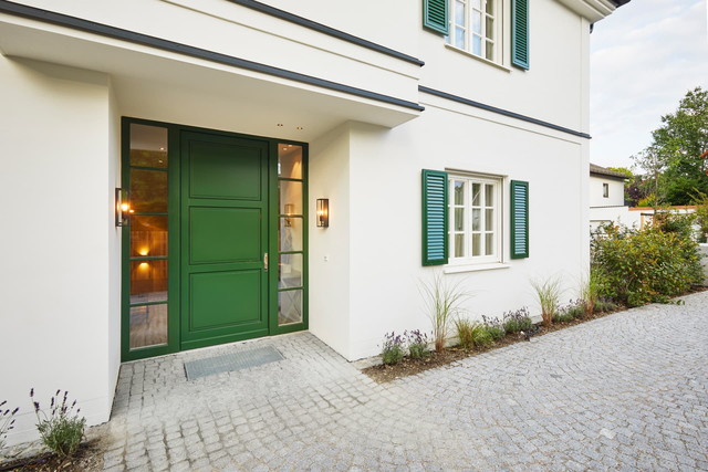 Hauseingang mit grüner Tür, grünen Fensterläden und gepflastertem Vorplatz – Villenhälften Dirschauer Straße, München · Bogenhausen
