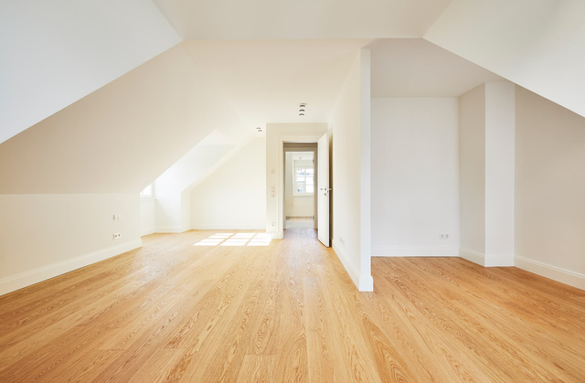 Großer heller Raum im Dachgeschoss mit Dachschrägen und Holzboden – Villenhälften Dirschauer Straße, München · Bogenhausen