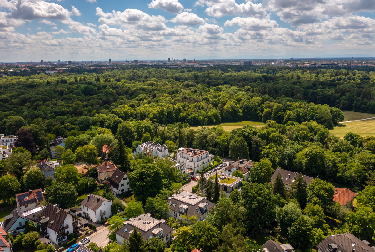 Blick über die Baumkronen des Nymphenburger Schlossparks und die umliegende Wohnbebauung – Haus Pagodenburgstraße, München · Obermenzing