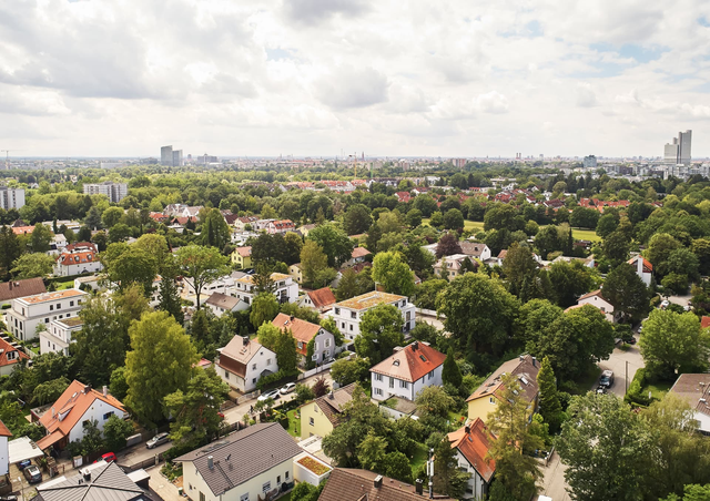 Luftaufnahme der grünen Wohnlage in Bogenhausen mit Blick über die Nachbarschaft – Villenhälften Dirschauer Straße, München · Bogenhausen