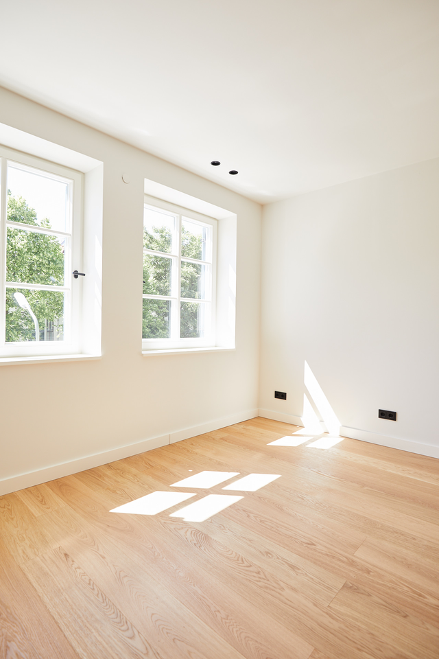 Helles Zimmer im Obergeschoss mit zwei Fenstern und Holzboden – Stadthaus Fafnerstraße, München · Nymphenburg