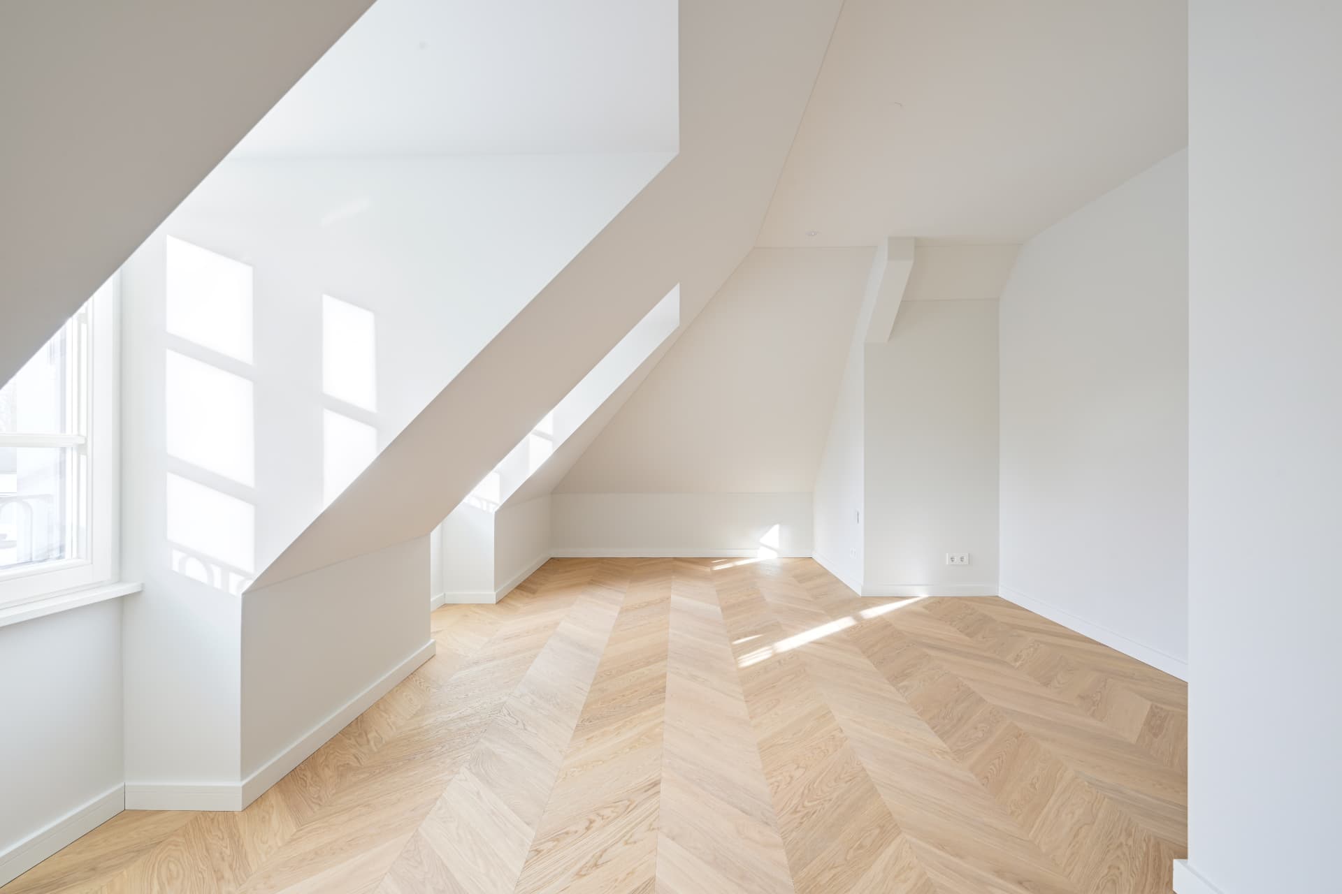 Heller Raum im Dachgeschoss mit Dachschrägen, Holzboden und Fenster – Villa Konitzer Straße, München · Bogenhausen