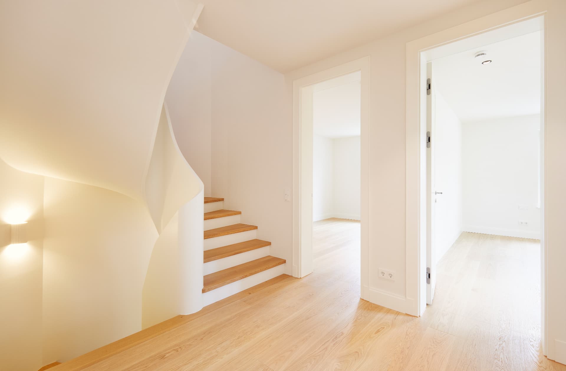 Flur mit Holztreppe, Holzboden und offenen Türen zu den angrenzenden Räumen – Villenhälften Dirschauer Straße, München · Bogenhausen