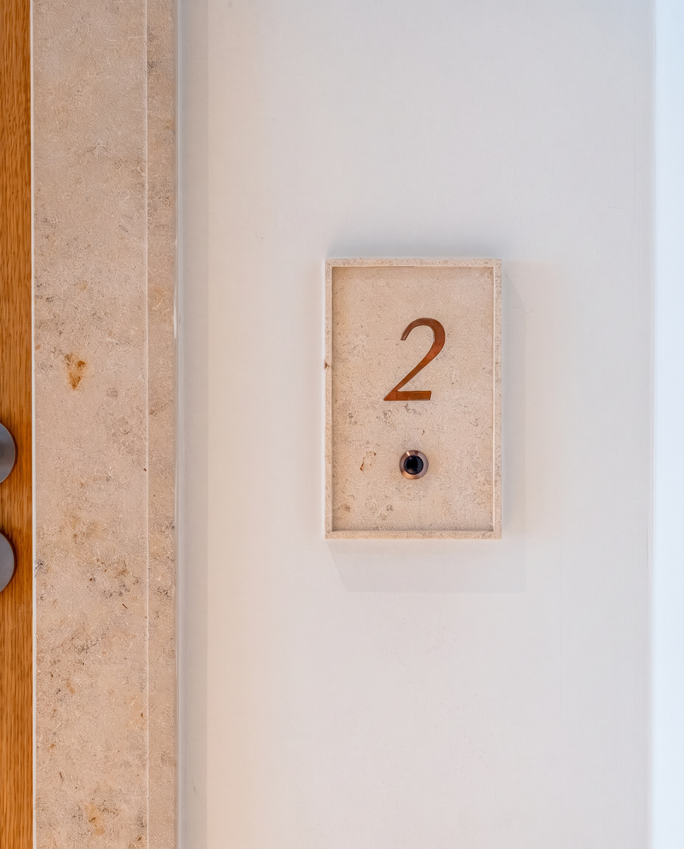 Detail der Klingel mit der Wohnungsnummer 2 neben dem Türrahmen – Haus Pagodenburgstraße, München · Obermenzing
