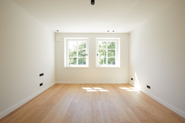 Zimmer im Obergeschoss mit Doppelfenster und Blick ins Grüne – Stadthaus Fafnerstraße, München · Nymphenburg